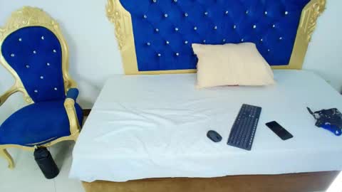 Your favorite Boy online show from November 13, 2025, 2:49 pm