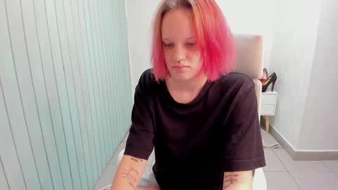 elieiza_xo online show from September 18, 2025, 2:35 am