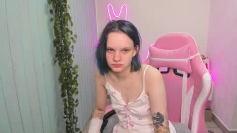 elieiza_xo online show from November 10, 2025, 3:27 am