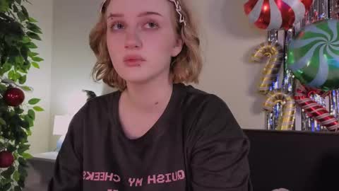 Snapshot of eliejay chatting on December 17, 2025, 5:24 am Ellie online show from December 17, 2025, 5:24 am