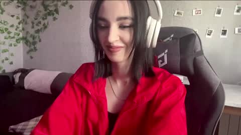 Snapshot of elinorashfield chatting on May 7, 2026, 7:47 am Milica online show from May 7, 2026, 7:47 am