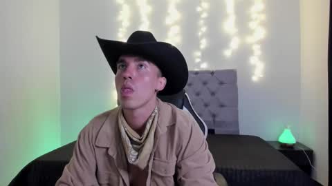 Snapshot of elio_dicaprio chatting on November 3, 2025, 10:42 pm elio_dicaprio online show from November 3, 2025, 10:42 pm