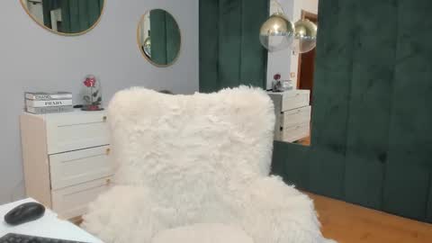 Snapshot of elisabaxter chatting on October 27, 2025, 5:22 am Maria online show from October 27, 2025, 5:22 am