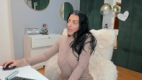 Snapshot of elisabaxter chatting on November 2, 2025, 6:05 am Maria online show from November 2, 2025, 6:05 am