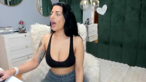 Snapshot of elisabaxter chatting on November 16, 2025, 5:35 am Maria online show from November 16, 2025, 5:35 am