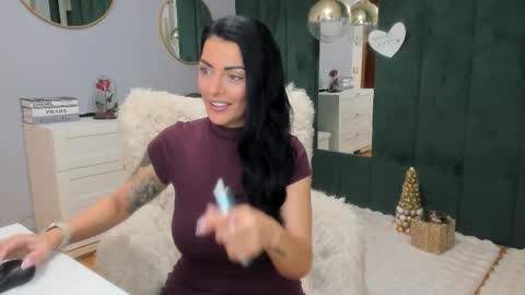 Snapshot of elisabaxter chatting on December 16, 2025, 5:12 am Maria online show from December 16, 2025, 5:12 am