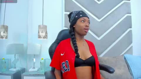 elisabettamonroy online show from October 6, 2025, 4:04 pm