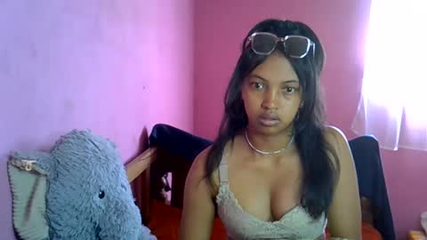 elisah01 online show from May 20, 2026, 6:41 am