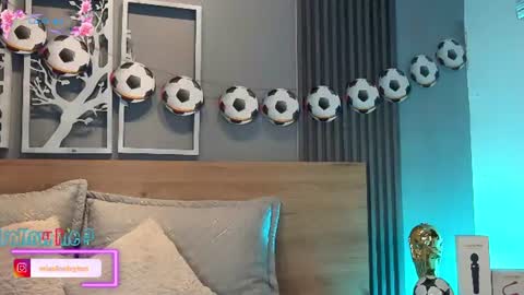 Elise Play Boobs online show from June 26, 2026, 11:31 pm