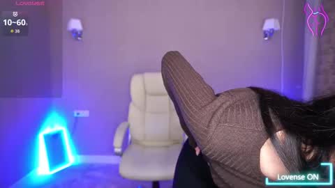 elisevelour online show from December 4, 2025, 1:53 pm