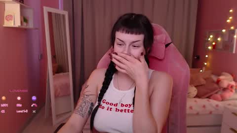 Snapshot of eliza_benet chatting on December 1, 2025, 7:57 am Ari online show from December 1, 2025, 7:57 am