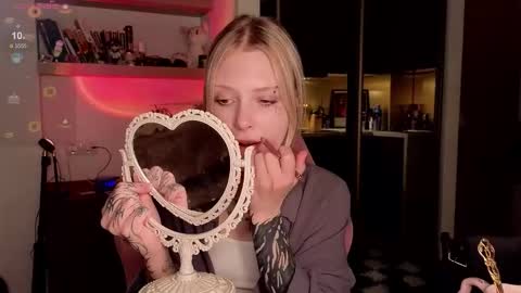 Snapshot of eliza_sadcat chatting on December 1, 2025, 9:31 pm Elizabeth online show from December 1, 2025, 9:31 pm