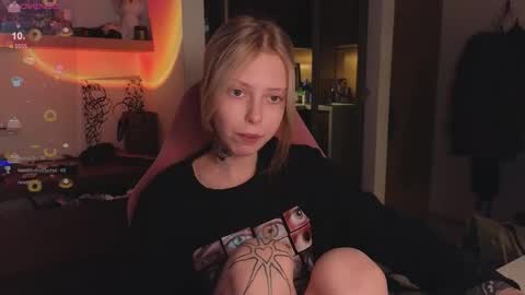 Snapshot of eliza_sadcat chatting on December 3, 2025, 9:35 pm Elizabeth online show from December 3, 2025, 9:35 pm