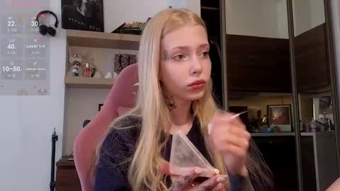 Snapshot of eliza_sadcat chatting on February 19, 2026, 10:33 am Elizabeth online show from February 19, 2026, 10:33 am