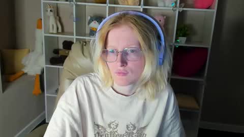 Snapshot of elizabeth_harpper chatting on December 15, 2025, 12:59 am Elizabeth online show from December 15, 2025, 12:59 am