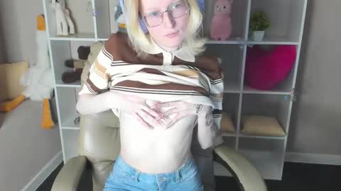 Snapshot of elizabeth_harpper chatting on December 17, 2025, 1:00 am Elizabeth online show from December 17, 2025, 1:00 am