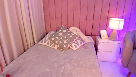 elizabeth_roche online show from June 19, 2026, 12:09 pm