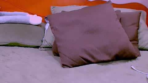 Ella  online show from November 4, 2025, 7:51 am