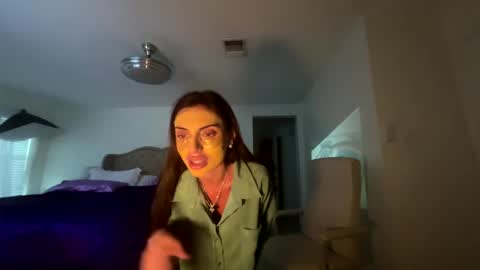Snapshot of ella_ella_ella_ay chatting on October 6, 2025, 12:08 am ella_ella_ella_ay online show from October 6, 2025, 12:08 am