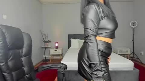 Ella online show from November 3, 2025, 5:25 pm