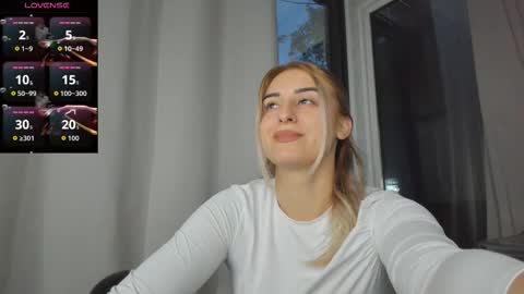 Snapshot of ella_vee chatting on October 8, 2025, 4:21 am ella_vee online show from October 8, 2025, 4:21 am