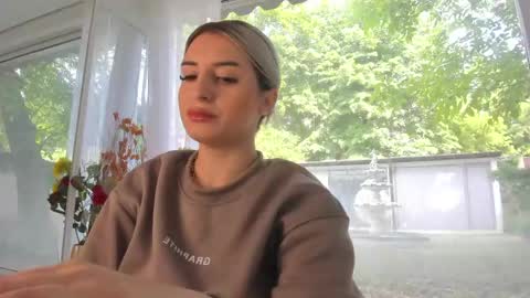 ella_vee online show from May 14, 2026, 7:37 am