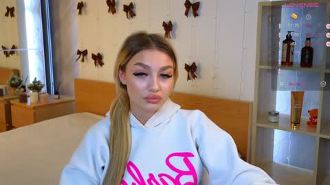 ellamilla online show from December 24, 2024, 8:33 am