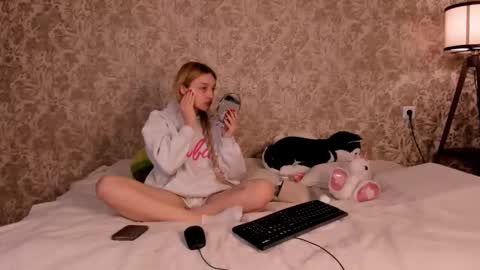 ellamilla online show from March 4, 2025, 7:32 pm