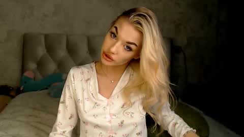 ellamilla online show from March 8, 2026, 9:29 pm