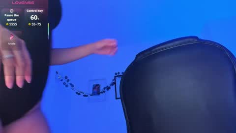 ellarosee_ online show from April 10, 2026, 7:07 pm