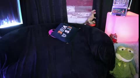 Snapshot of elle4you chatting on May 19, 2026, 1:56 am ELLE online show from May 19, 2026, 1:56 am