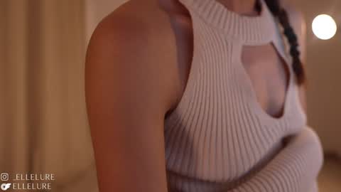 Snapshot of ellelure_ chatting on January 30, 2025, 1:00 am Linda Restrepo online show from January 30, 2025, 1:00 am