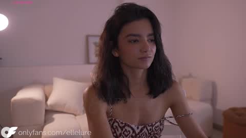 Snapshot of ellelure_ chatting on September 22, 2025, 10:45 pm Linda Restrepo online show from September 22, 2025, 10:45 pm