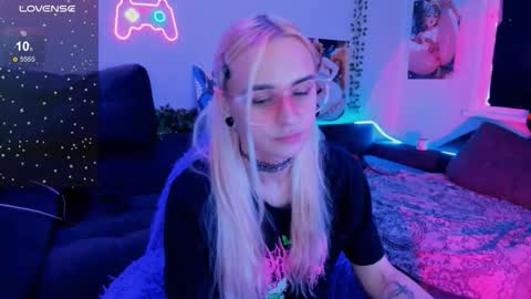 Snapshot of elli_26 chatting on November 2, 2025, 1:35 pm Ellie online show from November 2, 2025, 1:35 pm