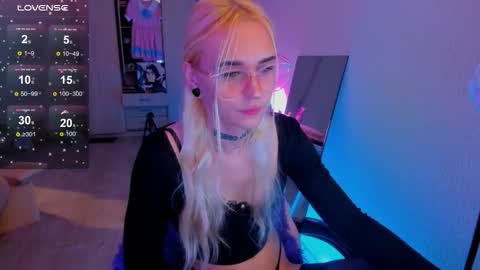 Snapshot of elli_26 chatting on December 19, 2025, 2:35 pm Ellie online show from December 19, 2025, 2:35 pm