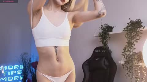 Snapshot of elliefrost chatting on February 13, 2025, 12:24 am elliefrost online show from February 13, 2025, 12:24 am