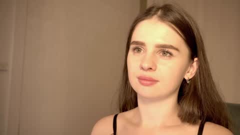 Snapshot of elliephant_ chatting on December 15, 2024, 5:31 pm just Emily online show from December 15, 2024, 5:31 pm