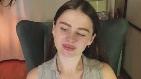 Snapshot of elliephant_ chatting on December 19, 2024, 12:01 pm just Emily online show from December 19, 2024, 12:01 pm