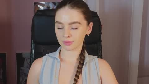 Snapshot of elliephant_ chatting on December 24, 2024, 12:33 pm just Emily online show from December 24, 2024, 12:33 pm