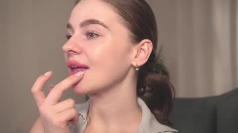 Snapshot of elliephant_ chatting on January 13, 2025, 12:35 pm just Emily online show from January 13, 2025, 12:35 pm