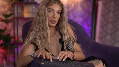 Snapshot of ellieredd chatting on September 11, 2025, 7:08 am Ellie online show from September 11, 2025, 7:08 am