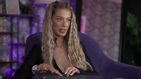 Snapshot of ellieredd chatting on September 13, 2025, 7:19 am Ellie online show from September 13, 2025, 7:19 am