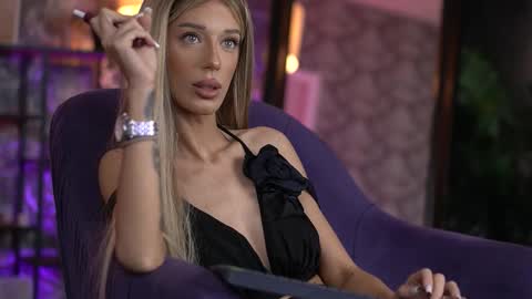 Snapshot of ellieredd chatting on September 19, 2025, 6:59 am Ellie online show from September 19, 2025, 6:59 am