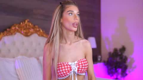 Snapshot of ellieredd chatting on September 24, 2025, 6:39 am Ellie online show from September 24, 2025, 6:39 am