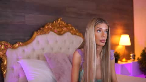 Snapshot of ellieredd chatting on October 13, 2025, 8:58 am Ellie online show from October 13, 2025, 8:58 am