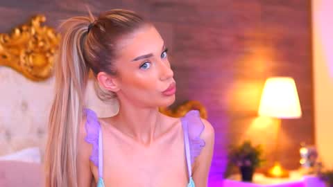 Snapshot of ellieredd chatting on October 17, 2025, 9:01 am Ellie online show from October 17, 2025, 9:01 am