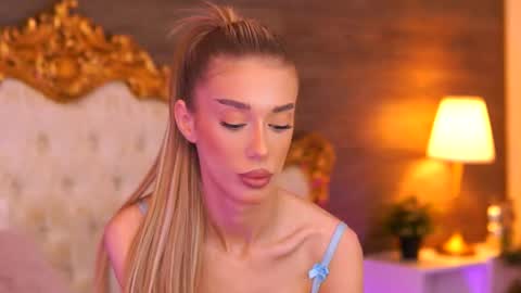 Snapshot of ellieredd chatting on October 20, 2025, 8:59 am Ellie online show from October 20, 2025, 8:59 am