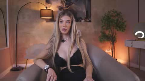 Snapshot of ellieredd chatting on November 26, 2025, 4:57 am Ellie online show from November 26, 2025, 4:57 am