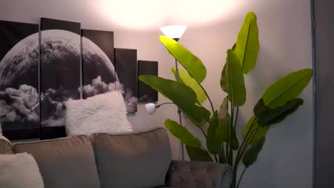 Snapshot of ellieredd chatting on December 14, 2025, 7:07 pm Ellie online show from December 14, 2025, 7:07 pm