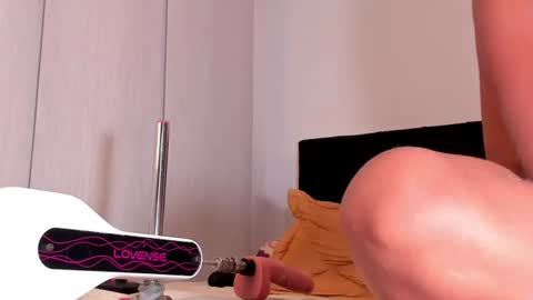 Ellie Santos online show from June 12, 2026, 2:32 am